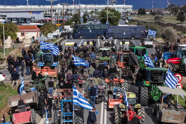 Σοβαρά επεισόδια σε Χανιά και Ηράκλειο με πετροπόλεμο και χημικά ανάμεσα σε αγρότες και ΜΑΤ: Αναποδογύρισαν περιπολικό, 2 τραυματίες