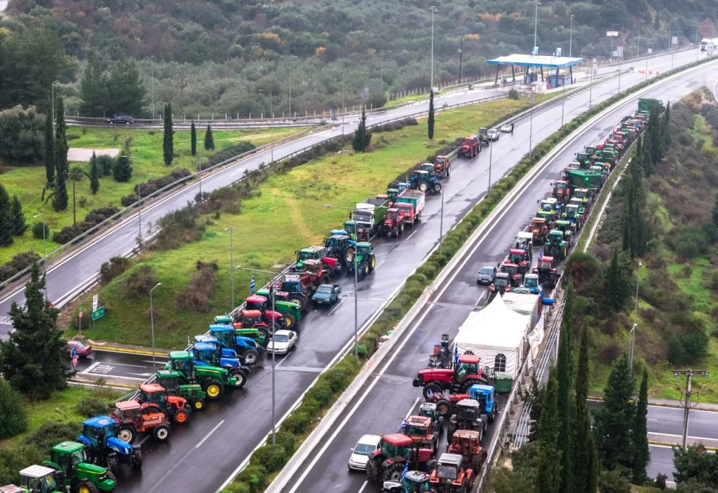 «Όλο και περισσότεροι αγρότες θέλουν τον διάλογο» λέει η κυβέρνηση και καλεί σε συζητήσεις μετά το πρώτο ρήγμα στα μπλόκα όλο αγρότες κυβέρνηση