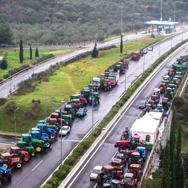 «Όλο και περισσότεροι αγρότες θέλουν τον διάλογο» λέει η κυβέρνηση και καλεί σε συζητήσεις μετά το πρώτο ρήγμα στα μπλόκα