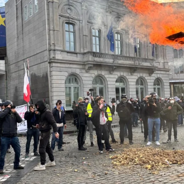 Βρυξέλλες: Επεισόδια και δακρυγόνα στη συγκέντρωση των αγροτών