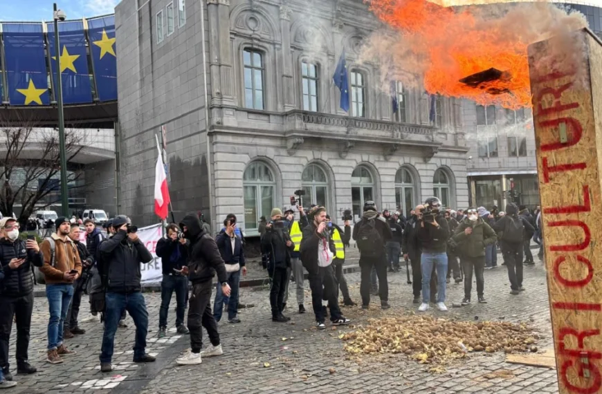 Βρυξέλλες: Επεισόδια και δακρυγόνα στη συγκέντρωση των αγροτών