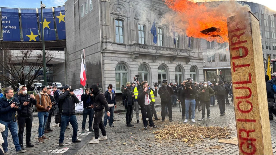 Βρυξέλλες: Επεισόδια και δακρυγόνα στη συγκέντρωση των αγροτών
