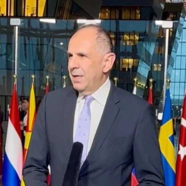 Γεραπετρίτης από Βρυξέλλες: Αδιαπραγμάτευτη η κυριαρχία της Ουκρανίας, καμία θέση στον σύγχρονο κόσμο ο αναθεωρητισμός