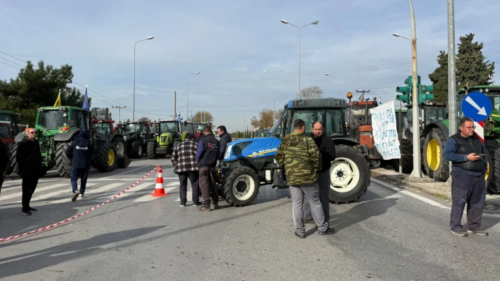 Ένταση ανάμεσα σε αστυνομικούς και αγρότες στη Θεσσαλονίκη – Η ΕΛΑΣ πήγε να ταυτοποιήσει παραγωγό στο χωράφι του ένταση