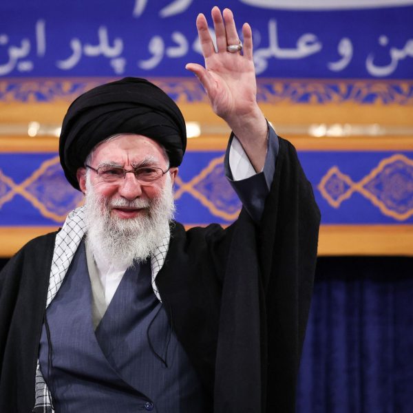 Το Ιράν φλέγεται και ο Χαμενεΐ επιτίθεται στον Τραμπ: Να κοιτάξει τα δικά του προβλήματα, οι βάνδαλοι βγήκαν στους δρόμους για να τον ευχαριστήσουν