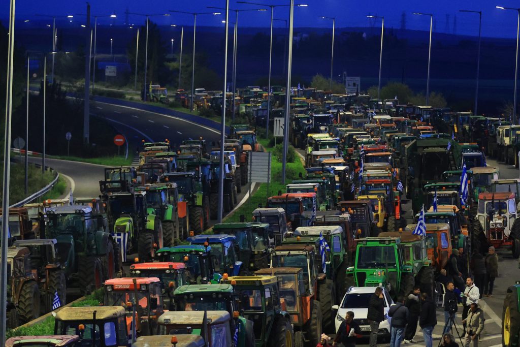 Θετικοί οι αγρότες στη νέα πρόσκληση για διάλογο με τον Πρωθυπουργό – Αποφασίζουν την Παρασκευή εάν θα «σπάσουν» τον 48ωρο αποκλεισμό πρωθυπουργό