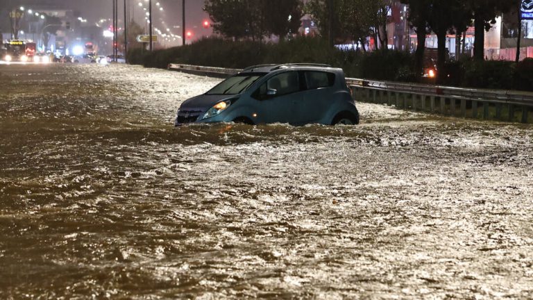 Δύο νεκροί σε Άνω Γλυφάδα και Άστρος Κυνουρίας από την κακοκαιρία, στην Αττική οι 8 περιοχές που δέχθηκαν το περισσότερο νερό
