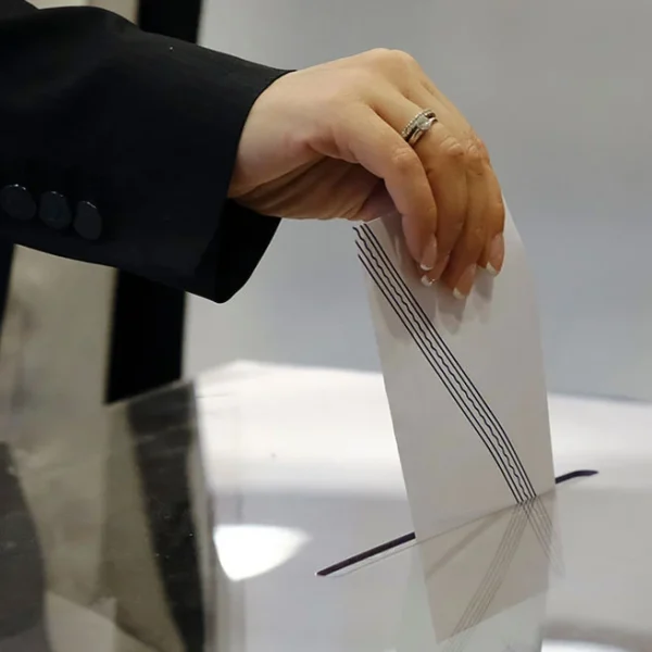 MRB: Έπεσε στην 3η θέση το ΠΑΣΟΚ, το πέρασε ξανά η Πλεύση, στις 16 μονάδες το προβάδισμα της ΝΔ – Από πού παίρνουν Τσίπρας και Καρυστιανού