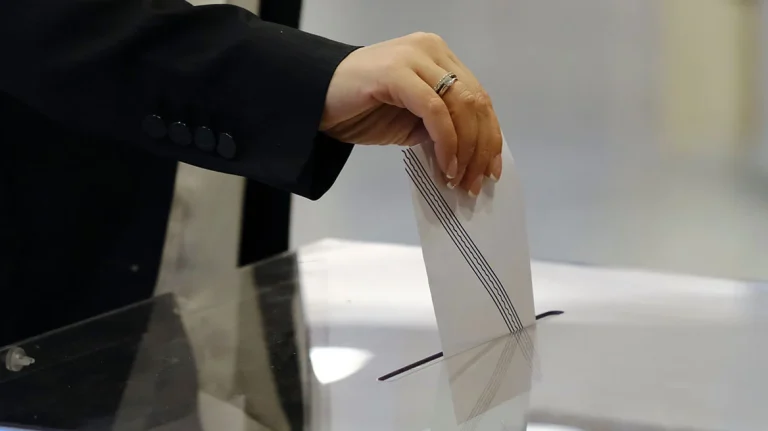 MRB: Έπεσε στην 3η θέση το ΠΑΣΟΚ, το πέρασε ξανά η Πλεύση, στις 16 μονάδες το προβάδισμα της ΝΔ – Από πού παίρνουν Τσίπρας και Καρυστιανού