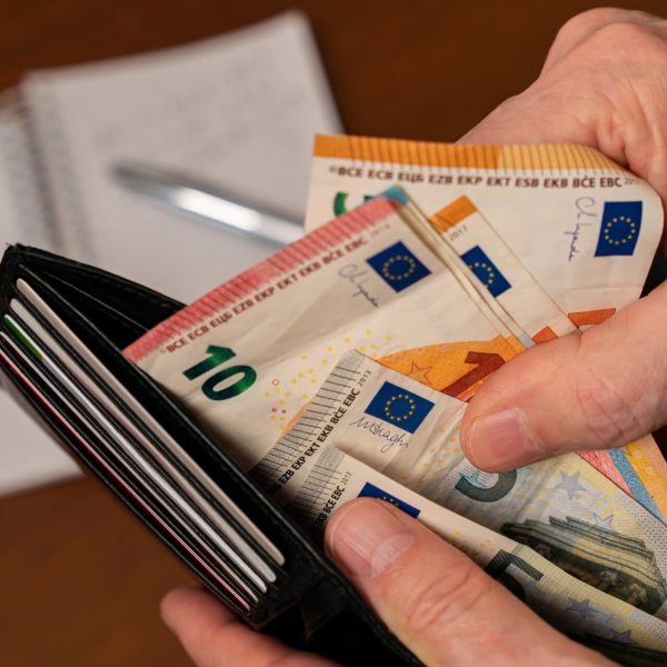 Ιδιωτικός Τομέας: Έως και 2 μισθούς τον χρόνο κερδίζουν από σήμερα οι εργαζόμενοι, πώς διαφοροποιείται το όφελος ανά ηλικία και παιδιά