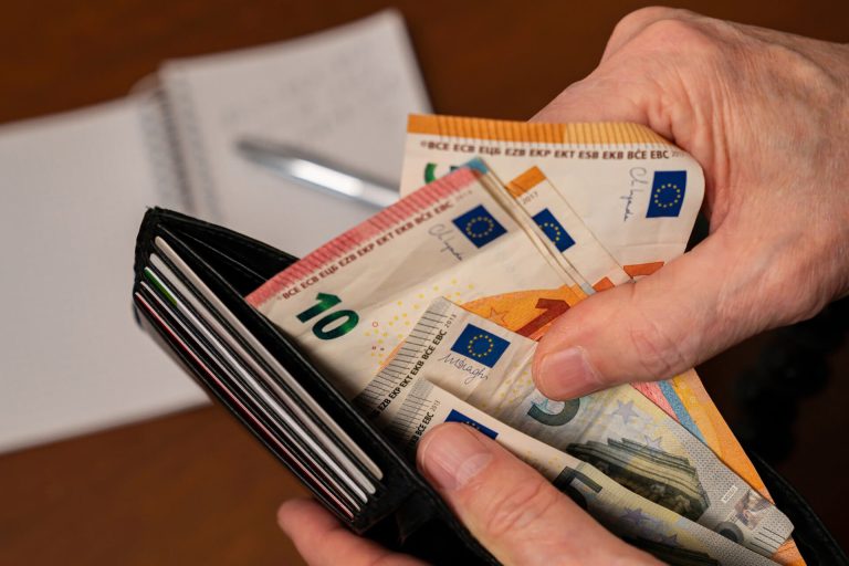 Ιδιωτικός Τομέας: Έως και 2 μισθούς τον χρόνο κερδίζουν από σήμερα οι εργαζόμενοι, πώς διαφοροποιείται το όφελος ανά ηλικία και παιδιά
