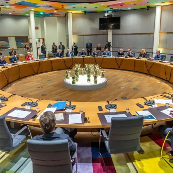 Οι Ευρωπαίοι ανησυχούν για την ψυχική κατάσταση του Τραμπ: «Είναι επικίνδυνος» είπε ο Σλοβάκος πρωθυπουργός στους 27 της ΕΕ