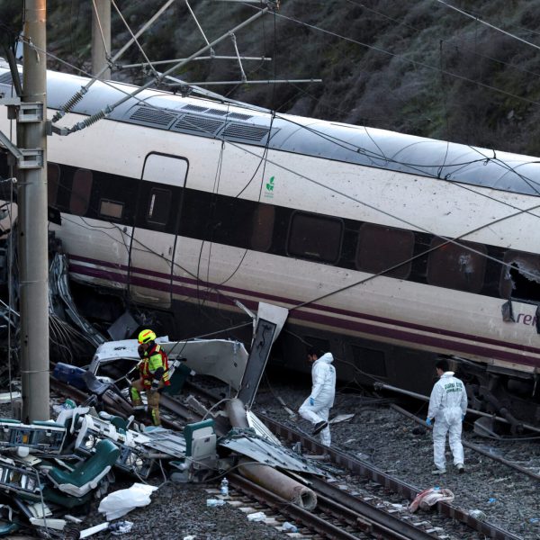 Σύγκρουση τρένων στην Ισπανία: Στους 39 οι νεκροί, «εξαιρετικά παράξενο δυστύχημα» λέει ο υπουργός Μεταφορών