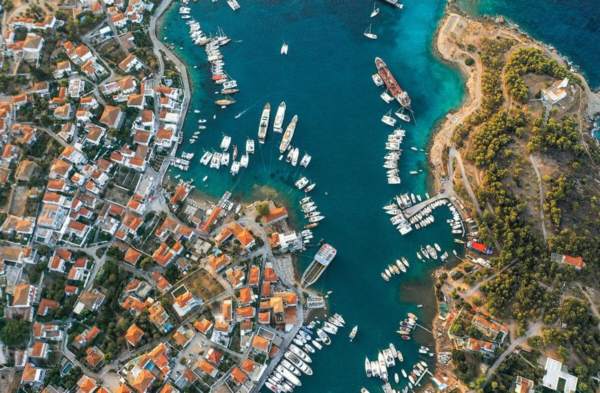 Παλιό Λιμάνι Σπετσών: Τα έργα και το μήνυμα