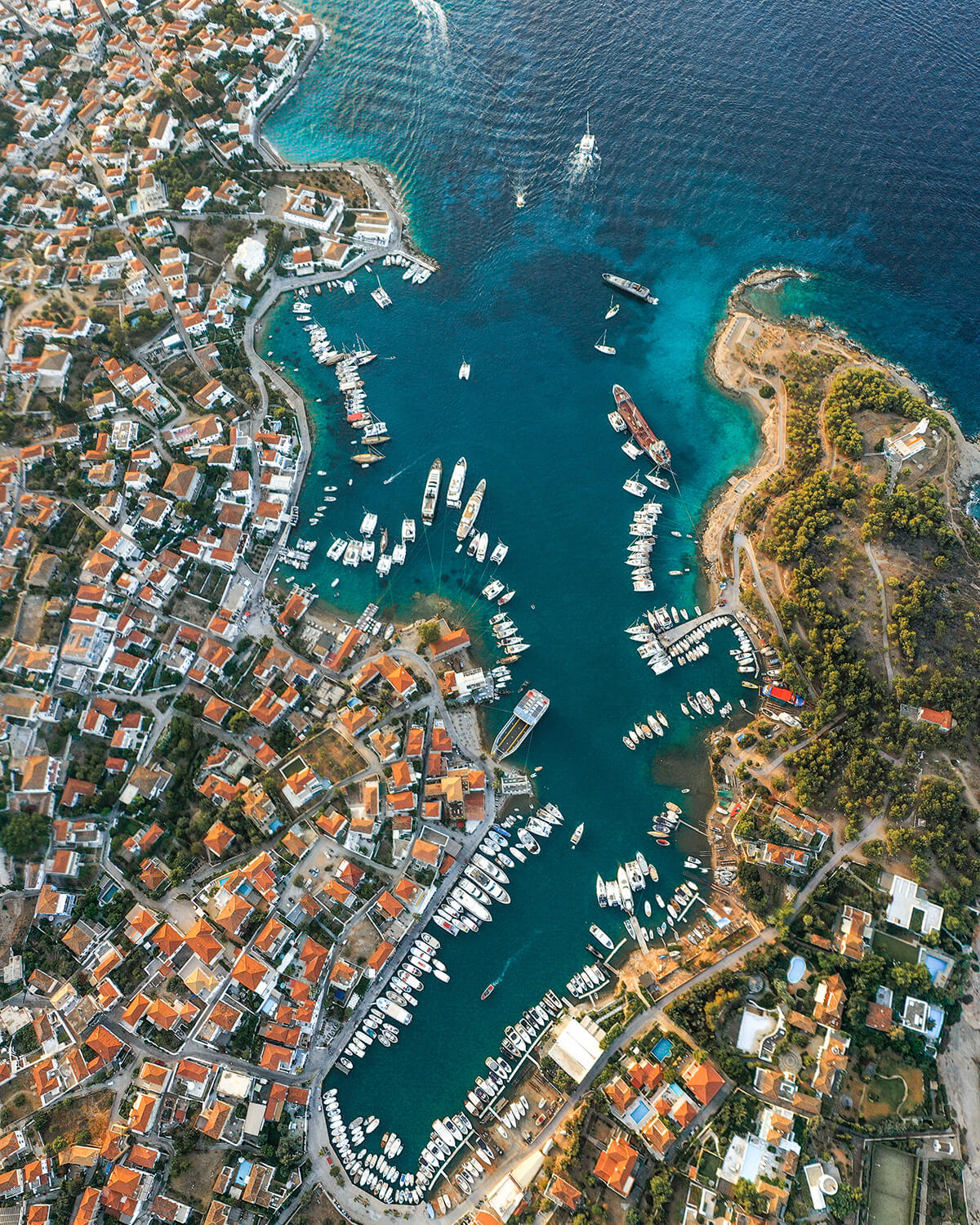 Παλιό Λιμάνι Σπετσών: Τα έργα και το μήνυμα