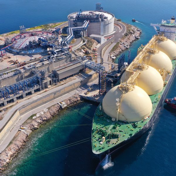 Κάθετος Διάδρομος Φυσικού Αερίου: Το αμερικανικό LNG «κλειδώνει» τον νέο ρόλο της Ελλάδας στην Ευρώπη