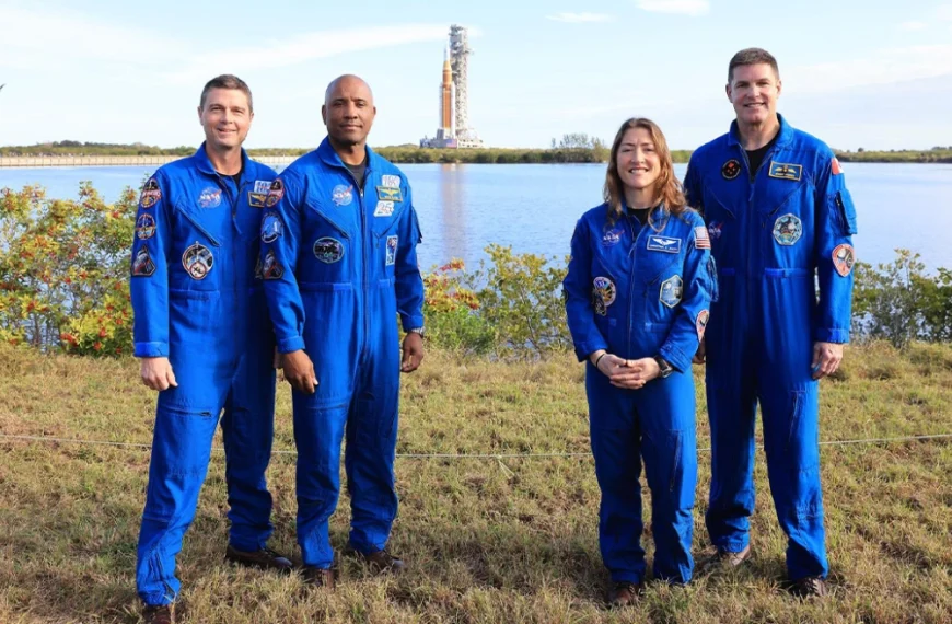 Οι 4 της Artemis II που θα αλλάξουν την ιστορία της Σελήνης: Ο μονογονέας διοικητής, ο «παντογνώστης», ο Καναδός με τα μενταγιόν και η μοναδική γυναίκα