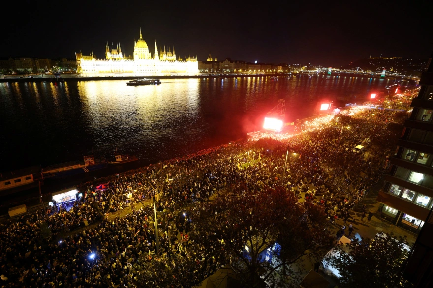 Πανηγυρισμοί στη Βουδαπέστη για τη νίκη του Μάγιαρ, έκλαιγαν οι ψηφοφόροι του Όρμπαν - «Ρώσοι σπίτια σας»