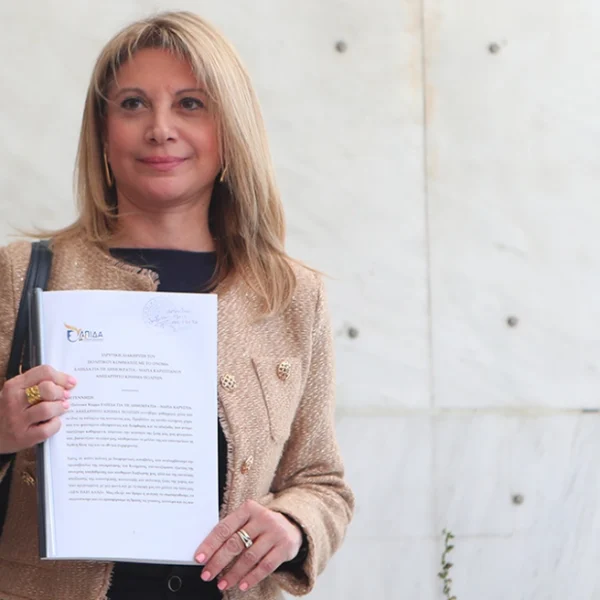 Στον Άρειο Πάγο η Καρυστιανού για την ιδρυτική διακήρυξη της Ελπίδας για τη Δημοκρατία: «Καλούμε όσους θέλουν την αλλαγή να έρθουν δίπλα μας»