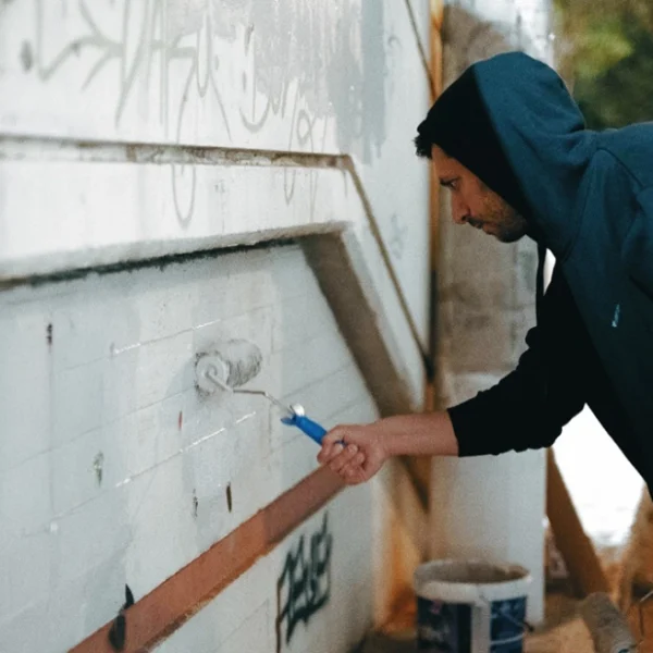 O Κυρανάκης πήρε τη βούρτσα για τα γκράφιτι στον σταθμό του ΗΣΑΠ στον Ταύρο: «Την αναρχία λίγο να σβήσουμε», δείτε βίντεο