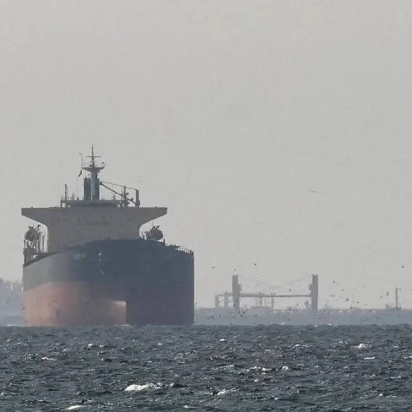 Οι Ιρανοί λένε πως χτύπησαν αμερικανικό πολεμικό πλοίο με δύο πυραύλους για να μην μπει στα Στενά του Ορμούζ, διαψεύδουν οι ΗΠΑ