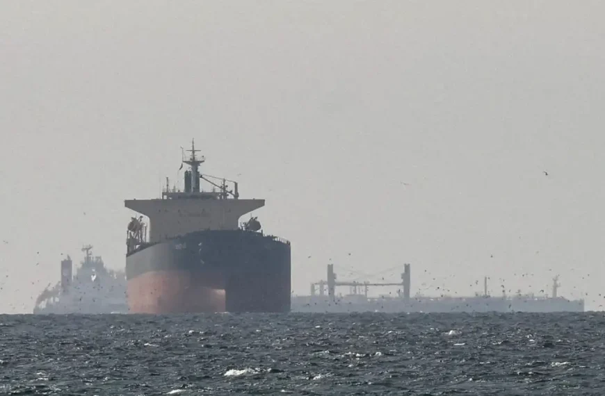 Οι Ιρανοί λένε πως χτύπησαν αμερικανικό πολεμικό πλοίο με δύο πυραύλους για να μην μπει στα Στενά του Ορμούζ, διαψεύδουν οι ΗΠΑ