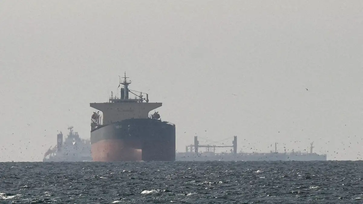 Οι Ιρανοί λένε πως χτύπησαν αμερικανικό πολεμικό πλοίο με δύο πυραύλους για να μην μπει στα Στενά του Ορμούζ, διαψεύδουν οι ΗΠΑ