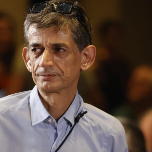 Καρανίκας: Τα στελέχη του ΣΥΡΙΖΑ σέρνονται στα στασίδια της εξουσίας – Από το κόμμα του Τσίπρα υπάρχουν μόνον δύο κείμενα Άρλεκιν