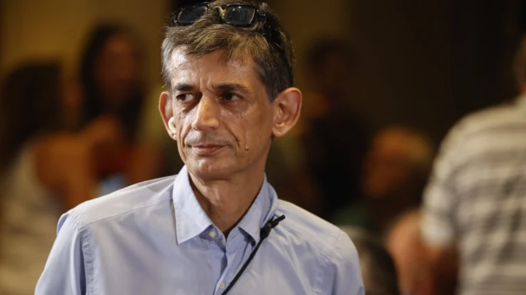Καρανίκας: Τα στελέχη του ΣΥΡΙΖΑ σέρνονται στα στασίδια της εξουσίας – Από το κόμμα του Τσίπρα υπάρχουν μόνον δύο κείμενα Άρλεκιν