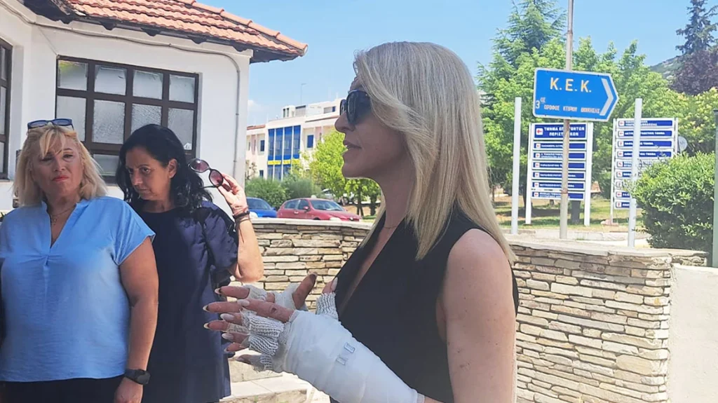 Εξιτήριο έλαβε σήμερα (15/7) η Αφροδίτη Νέστορα η οποία είχε τραυματιστεί από την δολοφονική επίθεση στο σπίτι της, στη Θεσσαλονίκη, που είχε ως συνέπεια να χάσει τη ζωή της η μητέρα της, Βάγια.