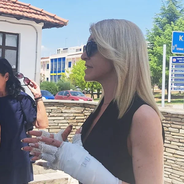 Εξιτήριο έλαβε σήμερα (15/7) η Αφροδίτη Νέστορα η οποία είχε τραυματιστεί από την δολοφονική επίθεση στο σπίτι της, στη Θεσσαλονίκη, που είχε ως συνέπεια να χάσει τη ζωή της η μητέρα της, Βάγια.