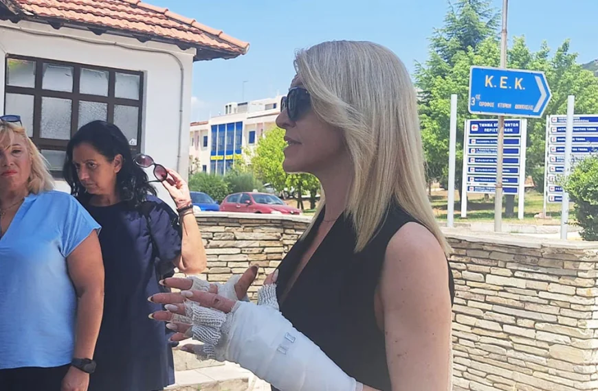 Εξιτήριο έλαβε σήμερα (15/7) η Αφροδίτη Νέστορα η οποία είχε τραυματιστεί από την δολοφονική επίθεση στο σπίτι της, στη Θεσσαλονίκη, που είχε ως συνέπεια να χάσει τη ζωή της η μητέρα της, Βάγια.