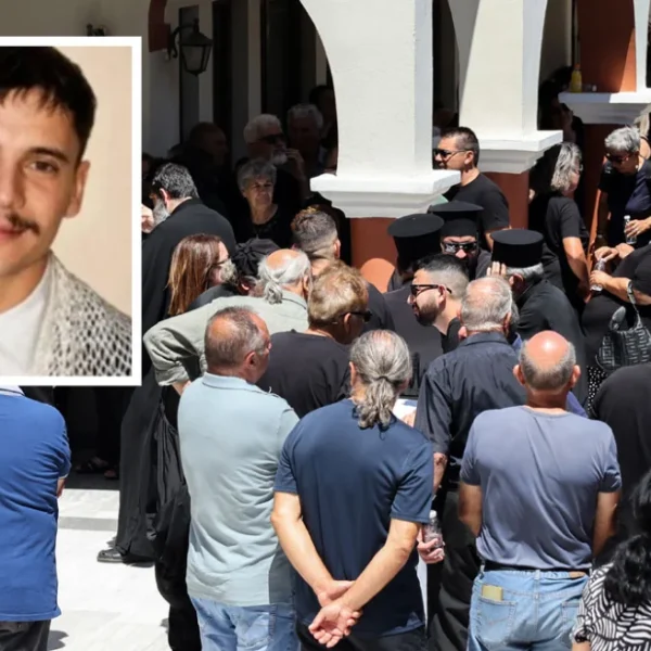 Σε κλίμα οδύνης η κηδεία του 25χρονου πυροσβέστη που έχασε τη ζωή του στη μάχη με τις φλόγες στο Ρέθυμνο: «Έπεσαν στο καθήκον τους ηρωικά»