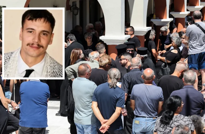 Σε κλίμα οδύνης η κηδεία του 25χρονου πυροσβέστη που έχασε τη ζωή του στη μάχη με τις φλόγες στο Ρέθυμνο: «Έπεσαν στο καθήκον τους ηρωικά»