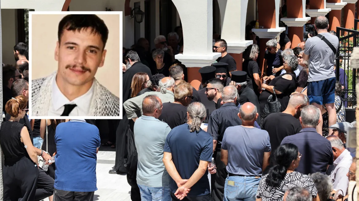 Σε κλίμα οδύνης η κηδεία του 25χρονου πυροσβέστη που έχασε τη ζωή του στη μάχη με τις φλόγες στο Ρέθυμνο: «Έπεσαν στο καθήκον τους ηρωικά»