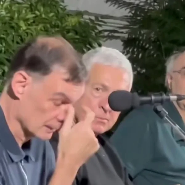 Στο θερινό σινεμά σινέ-Μελίνα της Δραπετσώνας για την προβολή του ντοκιμαντέρ του Στέλιου Κούλογλου «Απόδραση από τα Βούρλα» βρέθηκε το βράδυ της Δευτέρας (20/7) ο προπονητής του Ολυμπιακού, Γιώργος Μπαρτζώκας, και μίλησε για τις δύσκολες στιγμές που βίωσε στο παρελθόν ο πατέρας του, όταν φυλακίστηκε.
