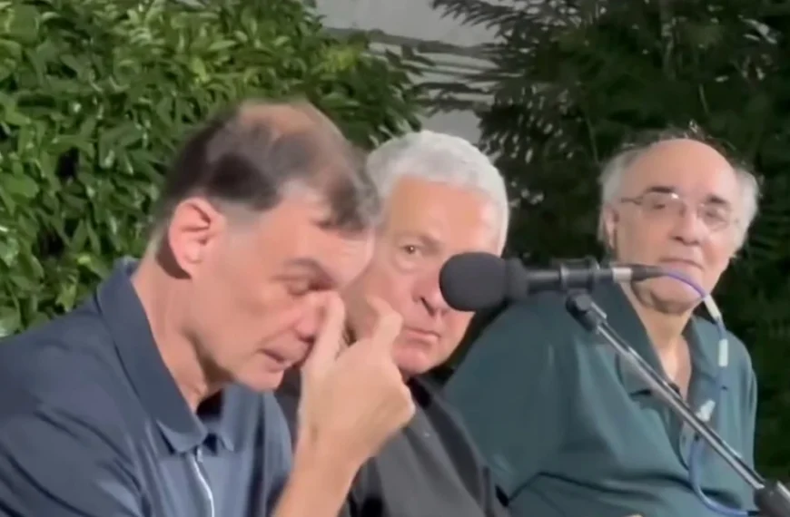 Στο θερινό σινεμά σινέ-Μελίνα της Δραπετσώνας για την προβολή του ντοκιμαντέρ του Στέλιου Κούλογλου «Απόδραση από τα Βούρλα» βρέθηκε το βράδυ της Δευτέρας (20/7) ο προπονητής του Ολυμπιακού, Γιώργος Μπαρτζώκας, και μίλησε για τις δύσκολες στιγμές που βίωσε στο παρελθόν ο πατέρας του, όταν φυλακίστηκε.