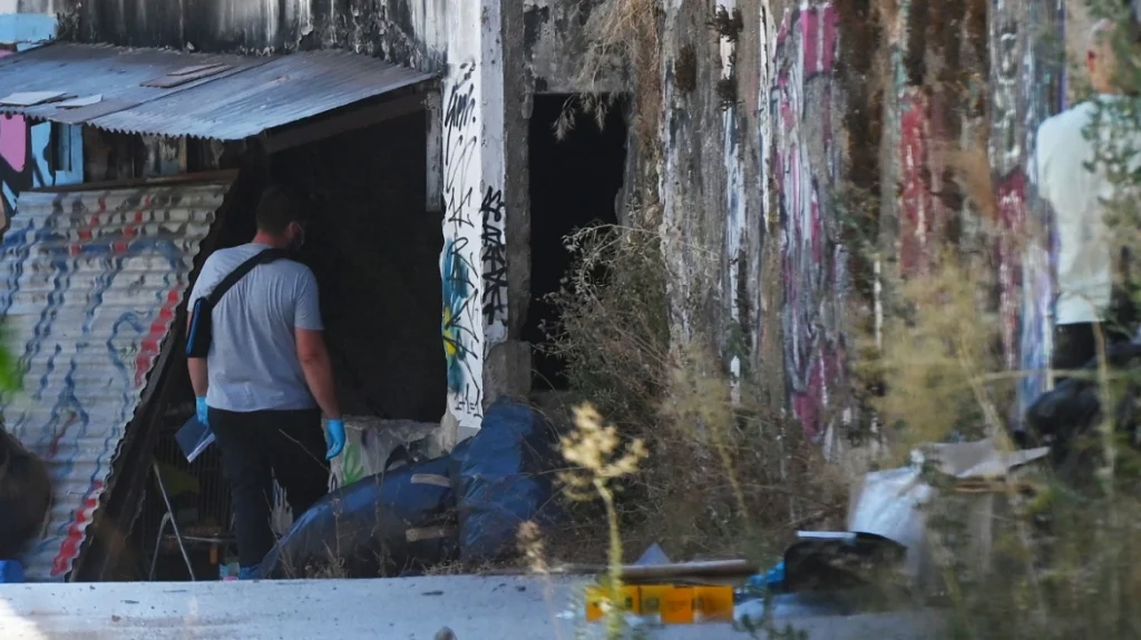 Θρίλερ με τη σορό γυναίκας που βρέθηκε στην Κυψέλη: Είναι μικρόσωμη, με τα μαλλιά πιασμένα σε κότσο, ανοίγουν φάκελοι με εξαφανίσεις σορό