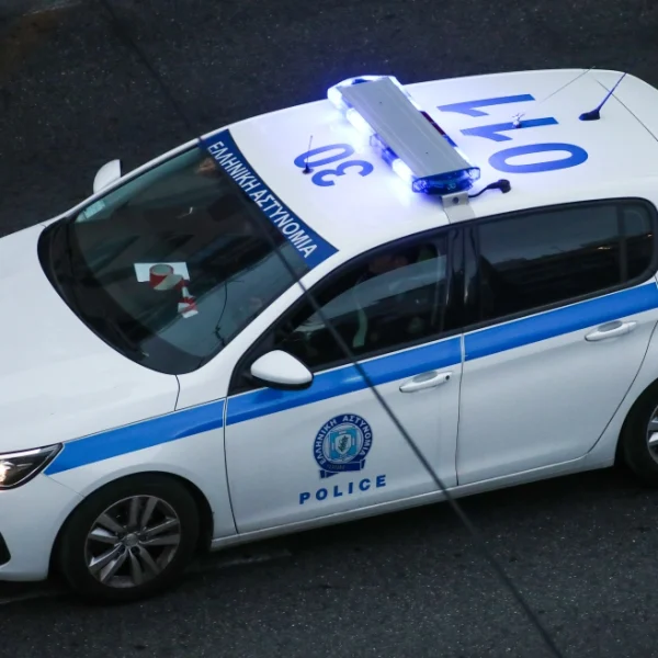 Σύλληψη γιου γνωστού ηθοποιού στη Νέα Σμύρνη μετά από καταδίωξη επειδή δεν σταμάτησε σε σήμα ελέγχου από αστυνομικούς