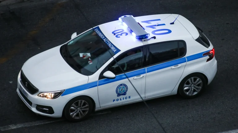 Σύλληψη γιου γνωστού ηθοποιού στη Νέα Σμύρνη μετά από καταδίωξη επειδή δεν σταμάτησε σε σήμα ελέγχου από αστυνομικούς