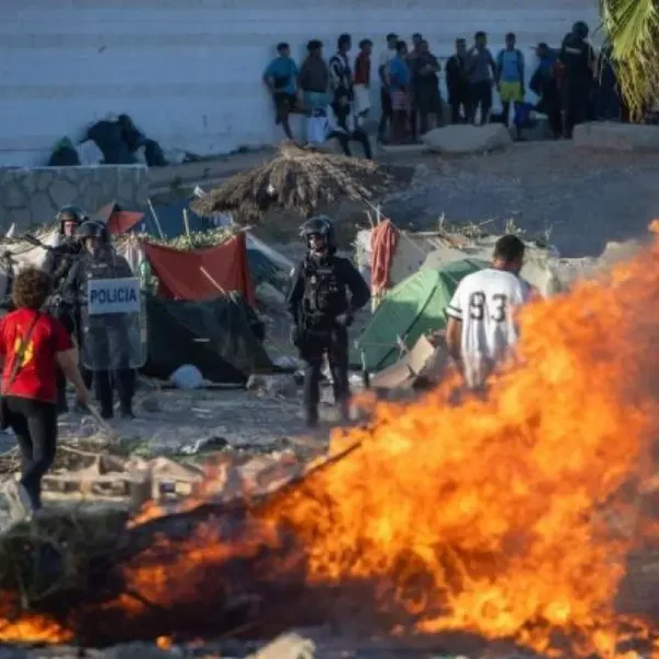 Θέουτα: Εκτός ελέγχου η μεταναστευτική κρίση: Κάτοικοι πυρπολούν σκηνές και μπλοκάρουν τη διανομή τροφίμων