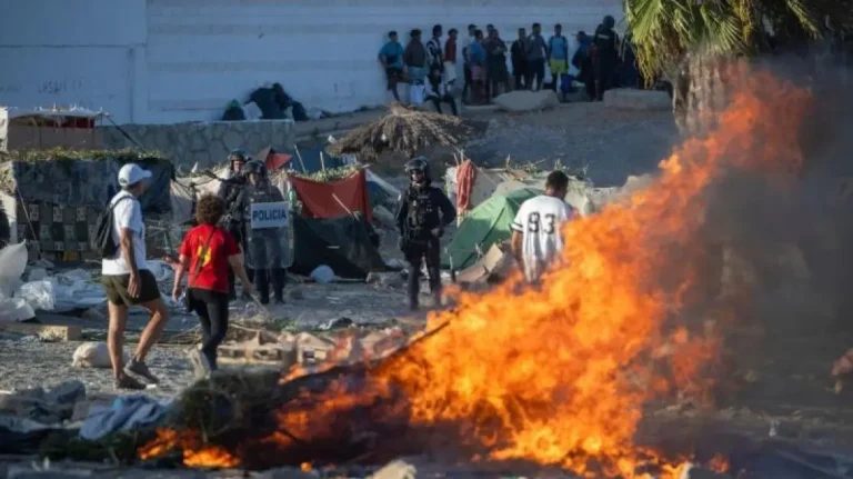 Θέουτα: Εκτός ελέγχου η μεταναστευτική κρίση: Κάτοικοι πυρπολούν σκηνές και μπλοκάρουν τη διανομή τροφίμων