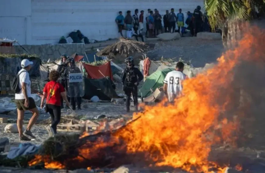 Θέουτα: Εκτός ελέγχου η μεταναστευτική κρίση: Κάτοικοι πυρπολούν σκηνές και μπλοκάρουν τη διανομή τροφίμων
