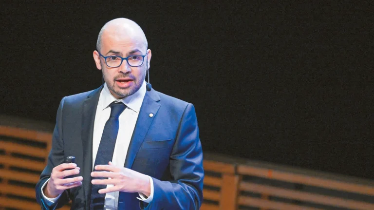 Από παιδί-θαύμα στο σκάκι, «εγκέφαλος» της Alphabet: Ποιος είναι ο Ελληνοκύπριος που καλείται να κερδίσει τη μάχη της AI