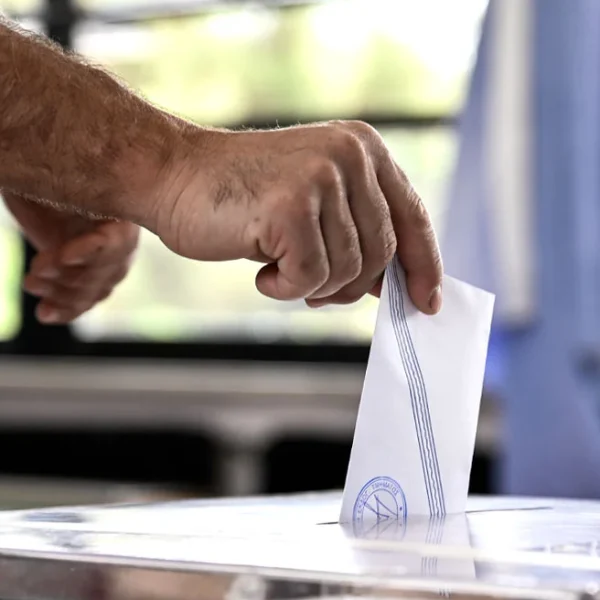 Δημοσκοπήσεις πριν από τη ΔΕΘ: Η ΝΔ κυνηγά το «3 μπροστά» και οι αναποφάσιστοι γίνονται το μεγάλο πολιτικό στοίχημα