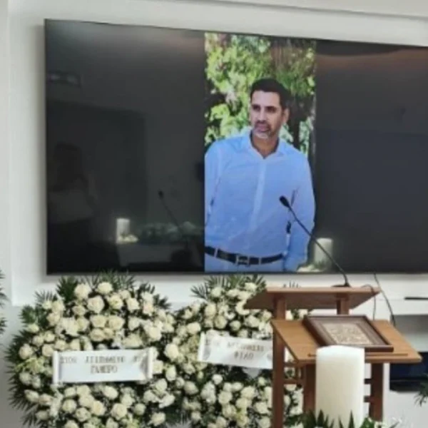 Σε κλίμα βαθιάς συγκίνησης πραγματοποιήθηκε το μεσημέρι της Πέμπτης 6 Αυγούστου, στο Αποτεφρωτήριο Ριτσώνας, ο τελευταίος αποχαιρετισμός στον Αριστοτέλη Δαμίγο.