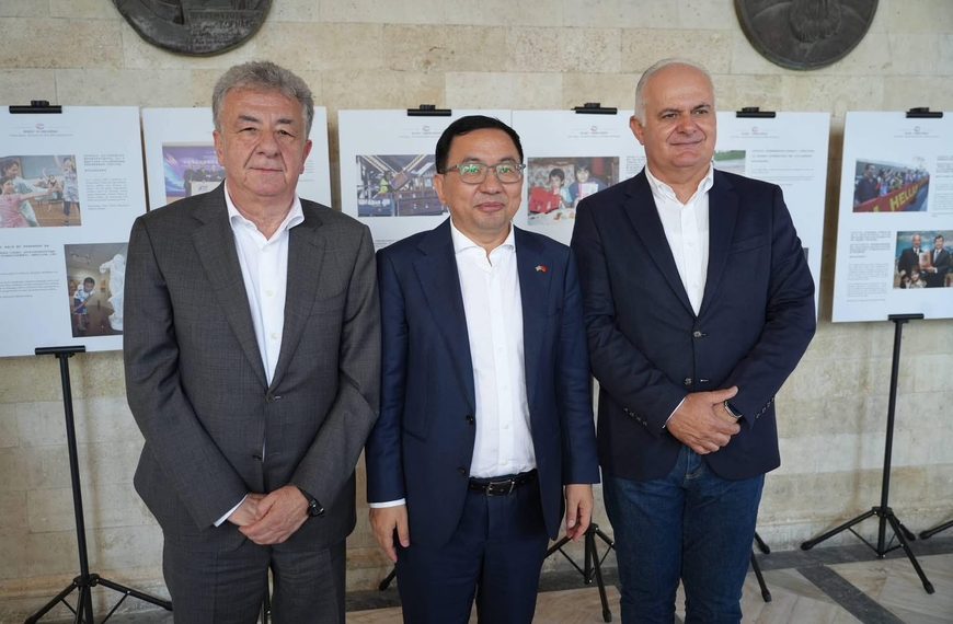 Ο Πρέσβης της Κίνας Fang Qiu στο Ηράκλειο: Έκθεση φωτογραφίας για τα 20 χρόνια της Στρατηγικής Εταιρικής Σχέσης Κίνας-Ελλάδας