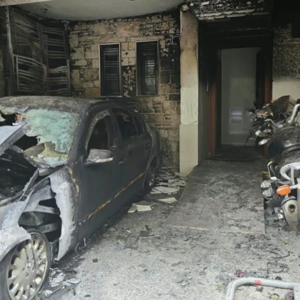 Εμπρηστική επίθεση στου Ζωγράφου: Κάηκε το αυτοκίνητο αντιδημάρχου: Μπιτόνι με βενζίνη στην πιλοτή
