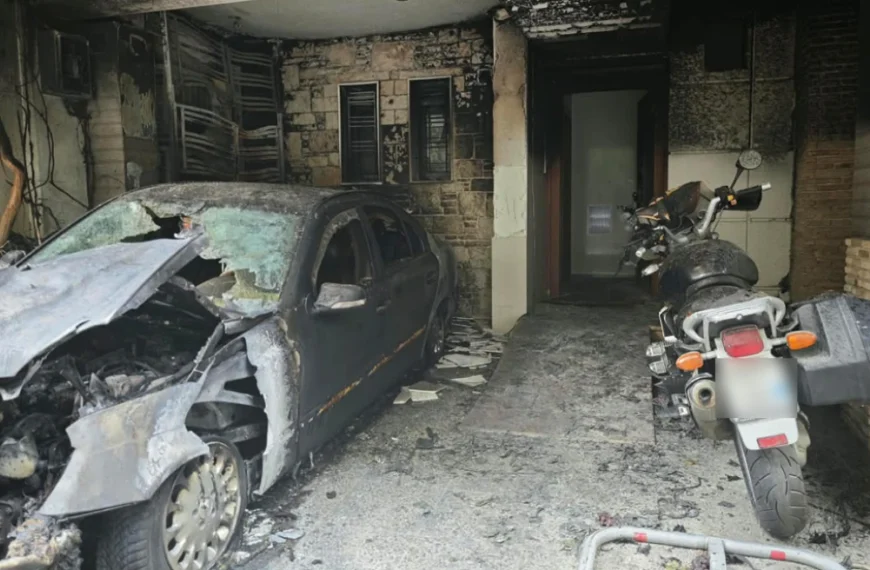 Εμπρηστική επίθεση στου Ζωγράφου: Κάηκε το αυτοκίνητο αντιδημάρχου: Μπιτόνι με βενζίνη στην πιλοτή