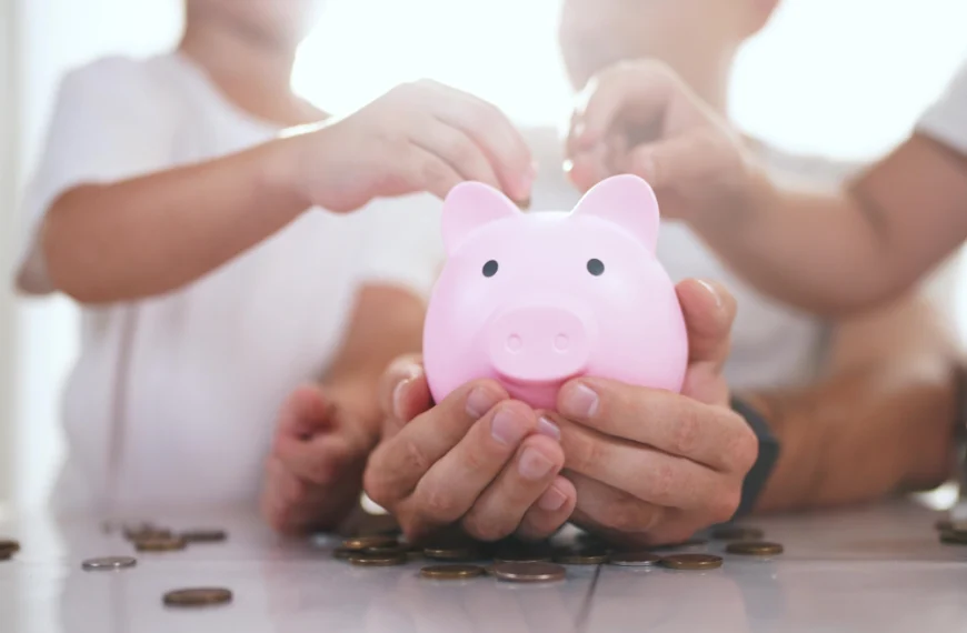 «Κουμπαράς» για τα παιδιά: 100 ευρώ ο γονέας, 100 το κράτος: Πώς μπορεί να φτάσει έως τις 77.000 ευρώ